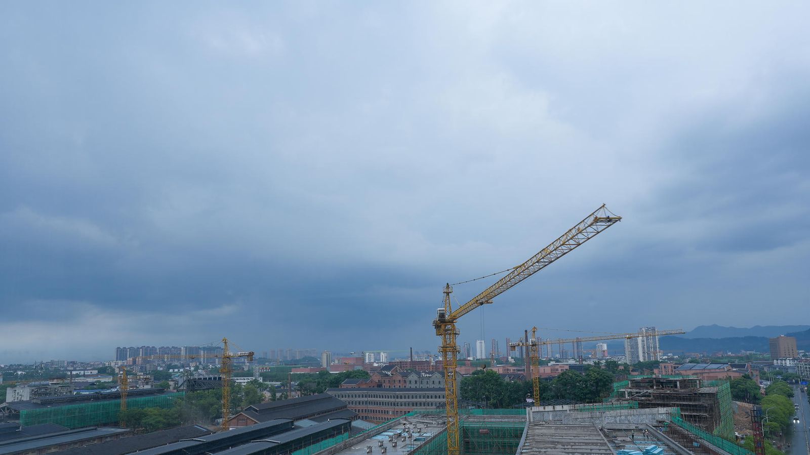 城市建筑工地与塔吊远景